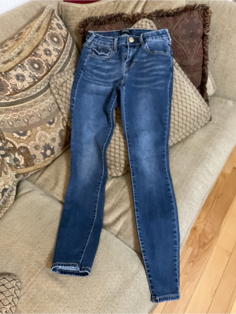 True Religion Jennie Curvy Mid-Rise Super Skinny, Size 25 With Black Stitching